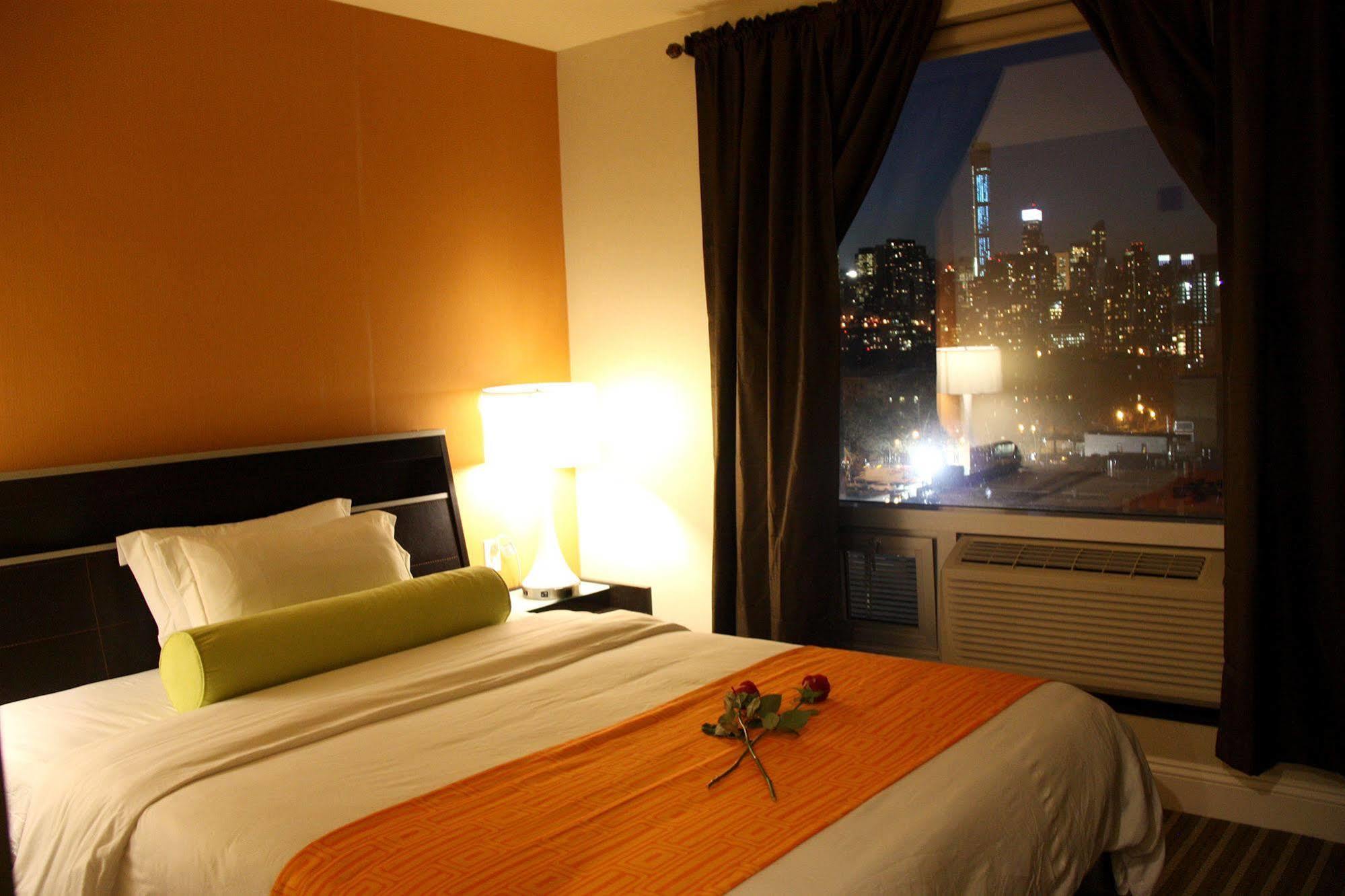 ניו יורק Howard Johnson By Wyndham Long Island City מראה חיצוני תמונה