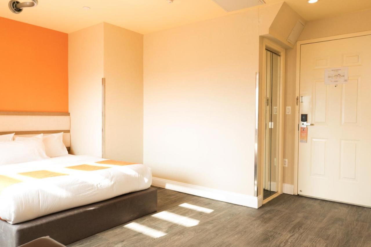 ניו יורק Howard Johnson By Wyndham Long Island City מראה חיצוני תמונה