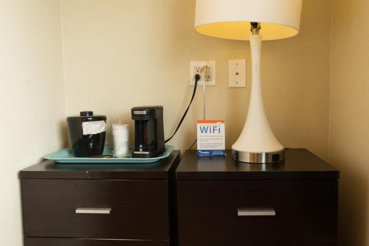 ניו יורק Howard Johnson By Wyndham Long Island City מראה חיצוני תמונה